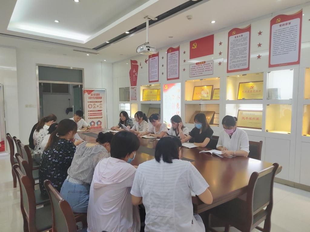 在各党支部书记的带领下