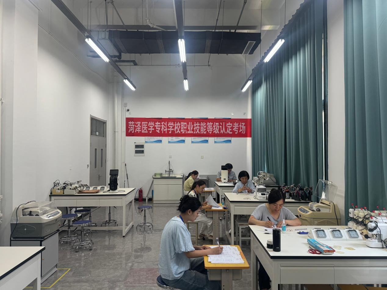 我校于8月3日至4日开展眼镜验光师