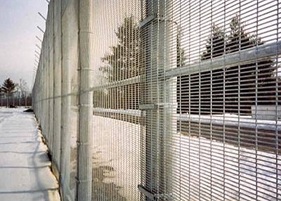 358 Prison Security Perimeter Fencing Scares Away Intruders