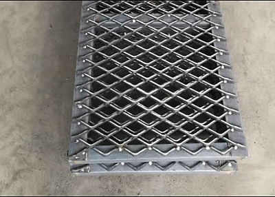 Expanded Mesh Walkway Grating