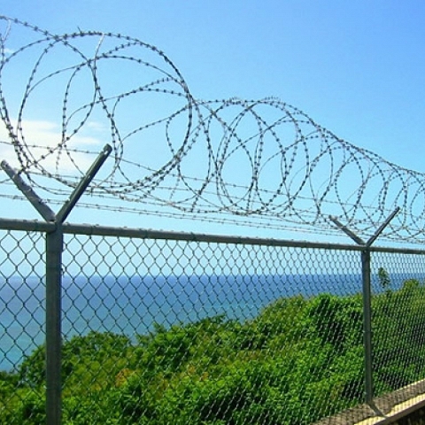 Razor wire barrier