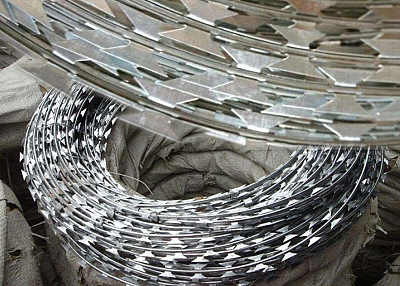 SS 304 Barbed Tape Concertina Coils in Sets with Accessories 